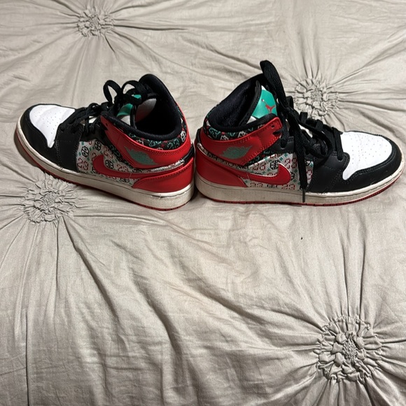 Jordan SE 1 mid Christmas edition in excellent shape. Size 4Y - Picture 4 of 4